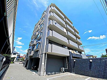 シャープなデザインが印象的な洗練の住まいです