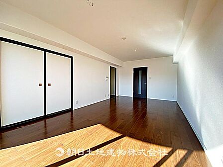 明るい陽光が注ぎ、寛ぎの雰囲気に満たされるリビング・ダイニング