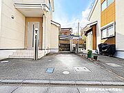 前面道路が広く、間口もゆったり。駐車が苦手なママもらくらく停められます