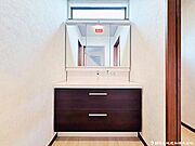 【洗面台】朝の支度も夜のひとときもスムーズに。毎日を快適にする洗面台。