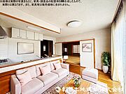 【リビング】陽当り・風通し共に良好で、ご家族みんなで過ごす空間をより居心地良くしてくれます