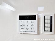 【設備】キッチンからも操作可能な給湯器リモコンです。お湯はり予約や追い炊き機能付き
