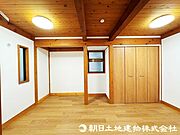 【洋室】シンプルなデザインが心地よい居室はリビングとの一体感が感じられます