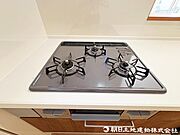 3口コンロ、グリル付でお料理のしやすさも特徴的