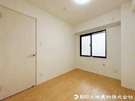 大きな窓からたっぷりと陽光が注がれる明るいお部屋です。家族の成長に対応できる永住仕様の間取り。