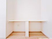 キッチン付近には使い勝手の良いカウンター付き