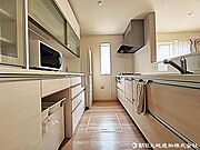 お子様と並んで料理をしても余裕のゆとりのキッチン