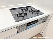 広い調理スペースが女性に人気のキッチンです　3口コンロでお料理のしやすさも特徴的。
