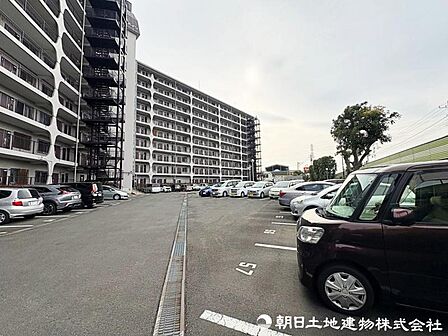 愛車を身近に。安心の敷地内駐車場で快適なカーライフを。