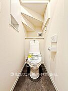 トイレには快適な温水洗浄便座付。いつも使うトイレだからこそ、こだわりたいポイントですね。
