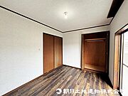 【洋室】大きな窓からたっぷりと陽光が注がれる明るいお部屋です