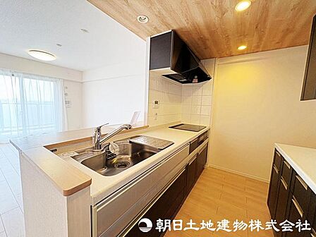 【キッチン】人気の対面式キッチンです。お料理をしながらご家族との会話も楽しめますね