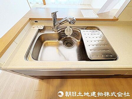 【キッチン】後片付けもラクラクな食洗機付。環境にも奥様の手にも優しいですね