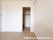 【洋室】シンプルなデザインが心地よい居室はリビングとの一体感が感じられます