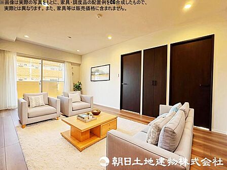 【リビング】家族が集まるリビングは明るく開放感のある空間です