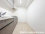 【キッチン】奥行きのあるキッチンスペース、冷蔵庫やカップボードを置いても余裕があります
