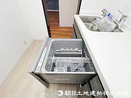 【キッチン】後片付けもラクラクな食洗機付。環境にも奥様の手にも優しいですね