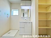 【洗面室】収納力と機能性に優れたお手入れラクラク三面鏡洗面化粧台です