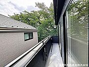 【バルコニー】陽当りの良いバルコニー、お洗濯ものや布団を干したりするのに十分なスペースです