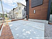 【駐車場】前面道路が広く、間口もゆったり。駐車が苦手でもらくらく停められます