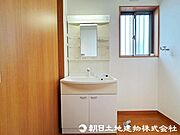 収納力と機能性に優れたお手入れラクラク三面鏡洗面化粧台です。