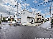 前面道路も広いので車の出し入れもしやすいですね。