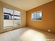 【洋室】シンプルなデザインが心地よい居室はリビングとの一体感が感じられます