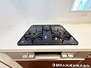 3つのコンロで同時調理が可能な、効率的で快適なキッチンスペースです。