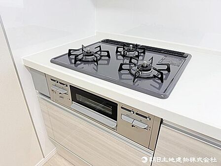 【キッチン】3つのコンロで同時調理が可能な、効率的で快適なキッチンスペースです