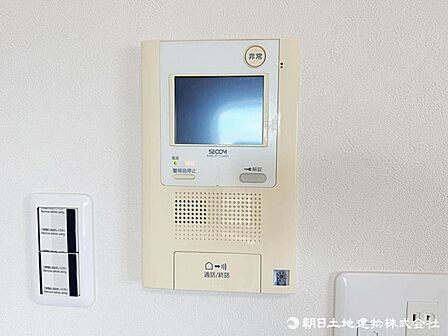 呼び出しボタンを押した時点でモニターに来訪者の映像が映し出され、会話を交わす前に来訪者を確認できます。