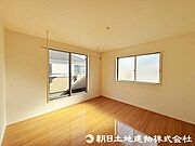 【洋室】大きな窓からたっぷりと陽光が注がれる明るいお部屋です