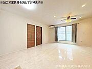 高級感あふれる大理石調フロアタイルを採用したリビング。上質で洗練された空間を演出します。