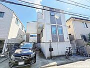 落ち着いた街並みに調和するスタイリッシュな佇まい。築浅ならではの美観が魅力です。