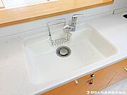 広々としたシンクを採用。洗い物や調理の下準備もスムーズに行える使い勝手の良い仕様です。