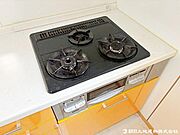 3口コンロを搭載し、複数の調理を同時に進められるため、毎日のお料理がはかどります。