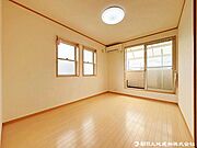 収納スペースを備えた使い勝手の良い洋室。お部屋を広々とお使いいただけます。