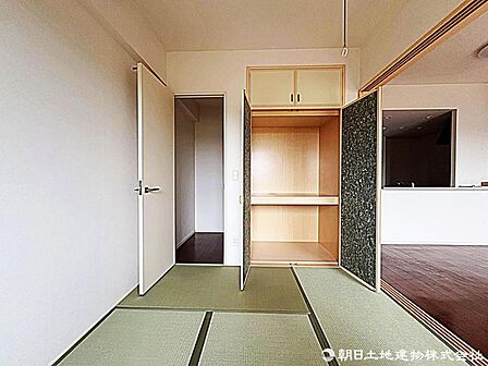 収納充実の住まいは、日々増えていく荷物もすっきり片付けられますね。