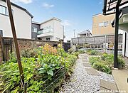 開放感のあるお庭付き。お子様の遊び場やご家族の憩いの場として活用できます。