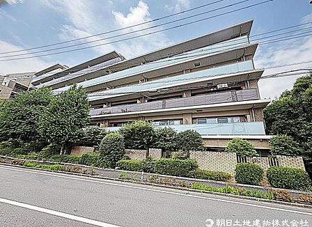 シックで落ち着いた飽きの来ない外観は、住む方のプライドを満たすクオリティ。
