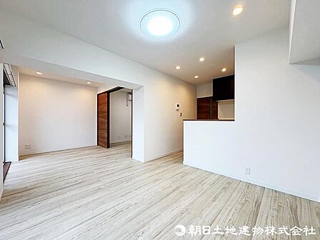 ここにはみんなが集い、食事と楽しい会話が始まる。