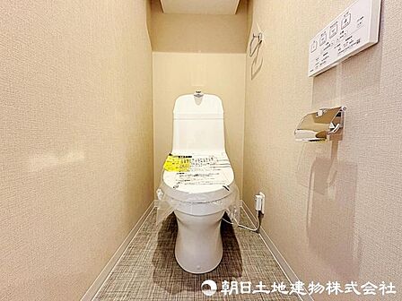 トイレには快適な温水洗浄便座付。いつも使うトイレだからこそ、こだわりたいポイントですね。