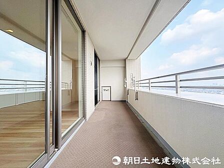 南向きの陽当りの良いバルコニー。お洗濯ものや布団を干したりするのに十分なスペースです。