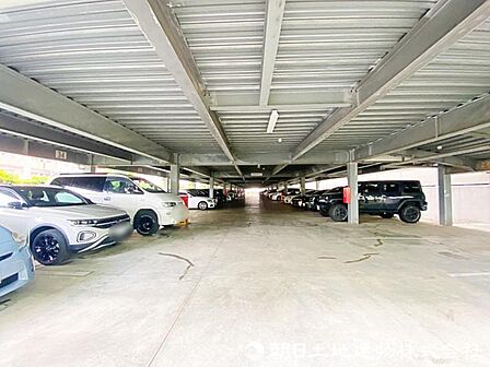 機械操作不要の自走式立体駐車場。スムーズな入出庫が可能で、毎日の車の利用にも便利です。
