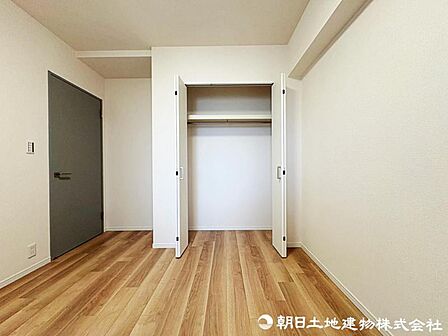 大切な衣類を収納できる大型クローゼット