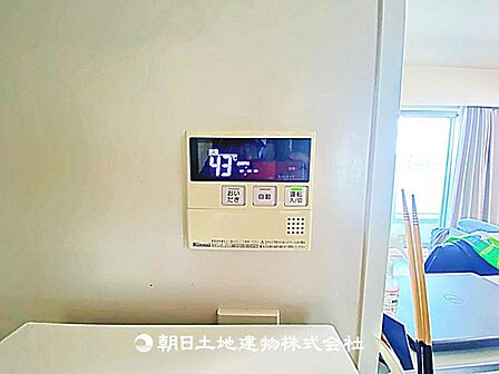 給湯器パネルが設置されています。お湯の温度や設定が簡単に操作でき、毎日の入浴や家事が快適に行える設備です。