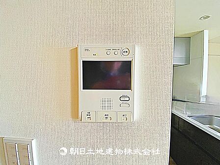 便利なTVモニター付きインターホンです。来客を画面で確認でき、安心して応対できる、防犯性の高い設備です。