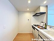 お子様と並んで料理をしても余裕のゆとりのキッチン