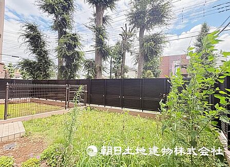 バルコニーからは自然と緑が溢れる眺望です。