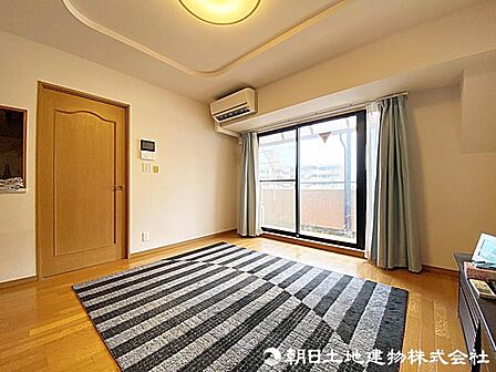 光と風があふれる開放的なリビングダイニングには自然と家族みんなが集まってきます。