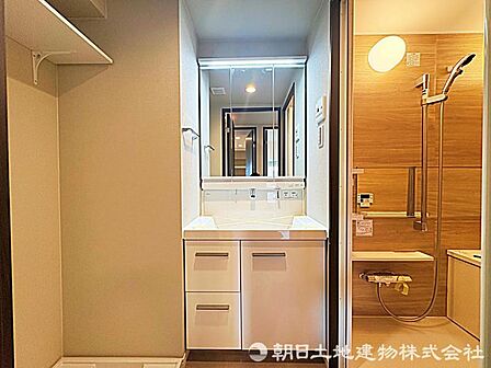 身支度を快適に整えられる、使い勝手と収納力に優れた独立洗面台です。